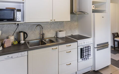 Pirtti: Küchengerät, Küche, Countertop, Major Appliance, Spüle, Cabinetry, Herd, Sinken, Flooring, Haushaltsgerät