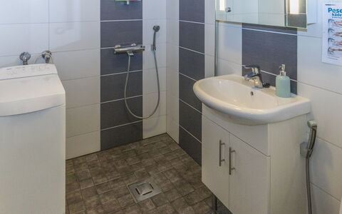 Pirtti: Badezimmer, Armatur, Bad Sink, Flooring, Sinken, Interior Design, Fussboden, Zapfhahn, Toilette, Installation
