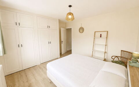 Les Glaieuls: Möbel, Flooring, Interior Design, Fussboden, Holz, Schlafzimmer, Bett, Holzboden, Zimmer, Decke