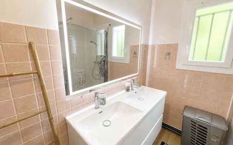 Les Glaieuls: Armatur, Flooring, Bad Sink, Wand, Badezimmer, Fussboden, Interior Design, Sinken, Zapfhahn, Spiegel