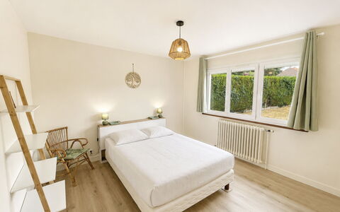 Les Glaieuls: Bett, Interior Design, Möbel, Schlafzimmer, Wand, Flooring, Fussboden, Holz, Decke, Bedding