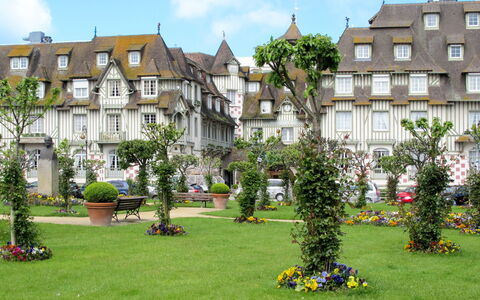 Les Glaieuls: Gebäude, Garten, Strauch, Wohngebiet, Haus, Rasen, Landscaping, Estate, Garten