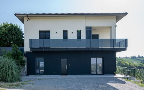 Serracapelli: Fassade, Wohngebiet, Zuhause, Balkon, Geländer, Treppe, Abstellgleis, Veranda, Daylighting, Villa