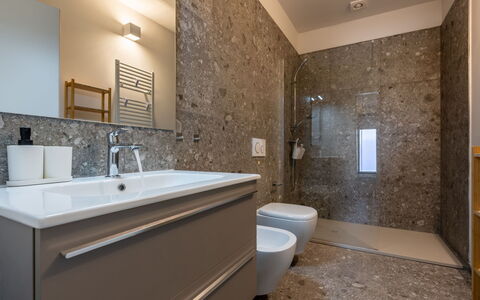 Serracapelli: Armatur, Flooring, Badezimmer, Bad Sink, Fussboden, Sinken, Interior Design, Zapfhahn, Installation, Spiegel