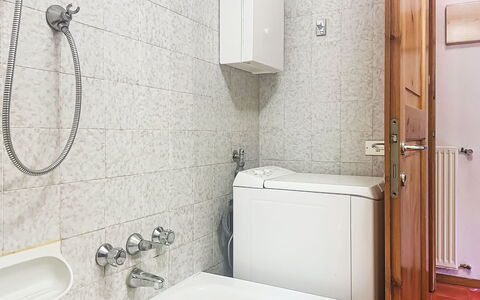Ai Pascoli: Badezimmer, Armatur, Flooring, Wand, Fussboden, Interior Design, Sinken, Zapfhahn, Bad Sink, Toilette