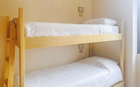 Ai Pascoli: Bett, Schlafzimmer, Bedding, Bettdecke, Holz, Linens, Fussboden, Möbel, Bettrahmen, Interior Design
