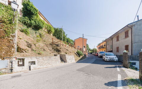 Dimora Polle di Malbacco: Himmel, Wand, Strassenbelag, Gebäude, Fenster, Strasse, Wohngebiet, Haus, Nachbarschaft, \Stadt