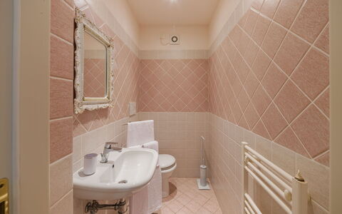 Dimora Polle di Malbacco: Flooring, Armatur, Fussboden, Badezimmer, Interior Design, Installation, Sinken, Fliese, Decke, Zapfhahn