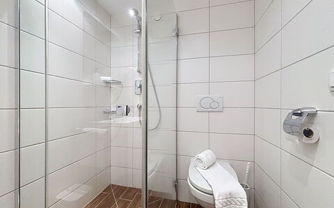 Susi: Flooring, Fussboden, Dusche, Duschtür, Installation, Badezimmer, Armatur, Duschkopf, Fliese