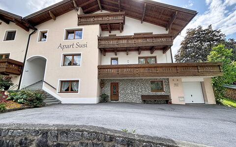 Susi: Zuhause, Hütte, Estate, Auffahrt, Villa, Gips, Balkon