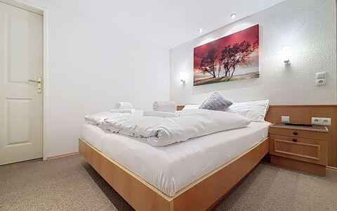 Susi: Bett, Interior Design, Schlafzimmer, Fussboden, Bettdecke, Flooring, Bedding, Decke, Zimmer, Bettrahmen
