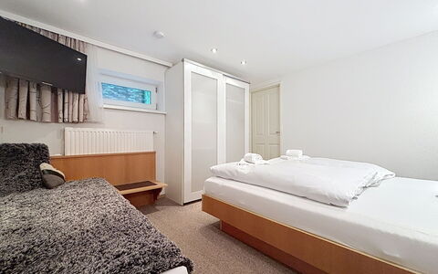 Susi: Bett, Schlafzimmer, Interior Design, Fussboden, Flooring, Holz, Bettdecke, Bedding, Decke, Zimmer