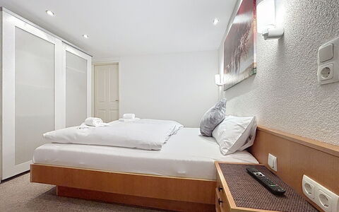 Susi: Interior Design, Decke, Flooring, Möbel, Fussboden, Bett, Schlafzimmer, Zimmer, Beleuchtung, Bedding