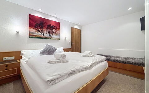 Susi: Schlafzimmer, Bett, Interior Design, Bettdecke, Bettrahmen, Bedding, Fussboden, Decke, Suite, Kissen