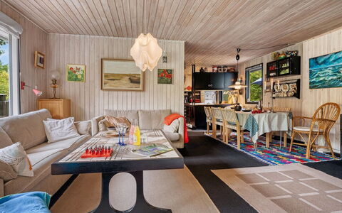 Tarvo - 500M to the Fjord: Möbel, Interior Design, Holz, Decke, Couch, Flooring, Wohnzimmer, Light Fixture, Fussboden, Zimmer