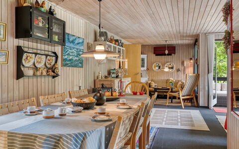 Tarvo - 500M to the Fjord: Möbel, Interior Design, Holz, Decke, Stuhl, Light Fixture, Tabelle, Flooring, Esszimmer, Küche & Esszimmer Tisch