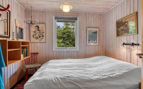 Tarvo - 500M to the Fjord: Schlafzimmer, Interior Design, Wand, Holz, Flooring, Fussboden, Bett, Decke, Möbel, Bettdecke