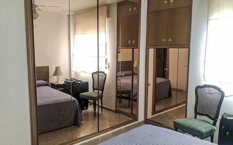 Mare Nostrum: Möbel, Bett, Schlafzimmer, Interior Design, Fussboden, Flooring, Bettdecke, Bedding, Zimmer, Beleuchtung