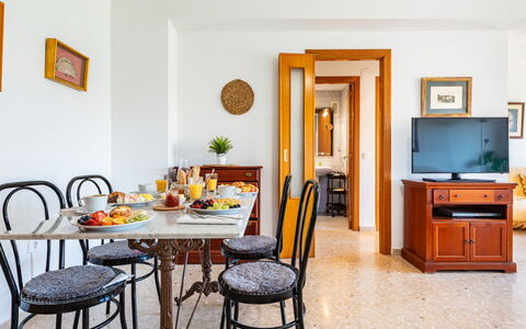 Mare Nostrum: Möbel, Interior Design, Holz, Flooring, Tabelle, Esszimmer, Küche & Esszimmer Tisch, Zimmer, Beleuchtung, Decke