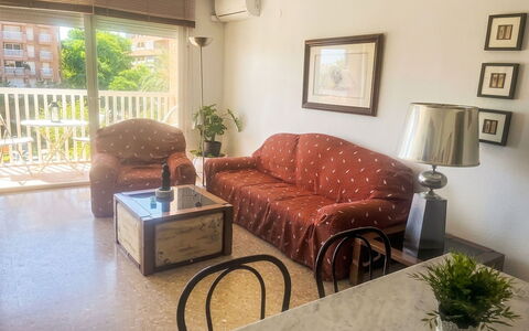 Mare Nostrum: Möbel, Interior Design, Holz, Flooring, Fussboden, Couch, Zimmer, Wohnzimmer, Wohnung, Beleuchtung