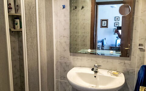 Mare Nostrum: Bad Sink, Wand, Armatur, Flooring, Sinken, Fussboden, Spiegel, Badezimmer, Interior Design, Zapfhahn