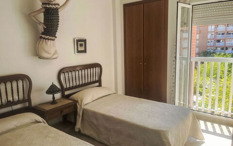 Mare Nostrum: Möbel, Schlafzimmer, Bett, Bettrahmen, Bedding, Bettdecke, Interior Design, Zimmer, Wohnung, Linens