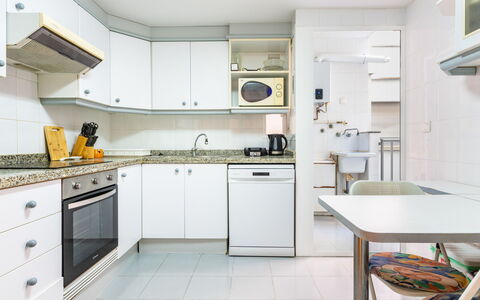 Mare Nostrum: Küche, Interior Design, Countertop, Möbel, Major Appliance, Küchengerät, Flooring, Fussboden, Cabinetry, Zuhause