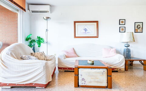 Mare Nostrum: Möbel, Interior Design, Wand, Flooring, Couch, Holz, Fussboden, Wohnzimmer, Beleuchtung, Zimmer