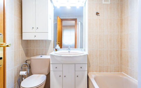 Mare Nostrum: Badezimmer, Bad Sink, Armatur, Sinken, Flooring, Toilette, Interior Design, Fussboden, Toilleten Sitz, Zapfhahn