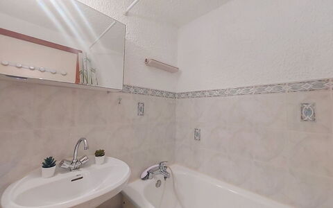 Les Grandes Aiguilles: Badezimmer, Armatur, Flooring, Badewanne, Interior Design, Fussboden, Zapfhahn, Installation, Sinken, Bad Sink