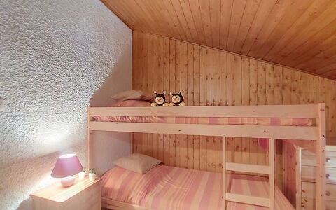 Les Grandes Aiguilles: Schlafzimmer, Holz, Fussboden, Interior Design, Flooring, Möbel, Bett, Decke, Zimmer, Bedding