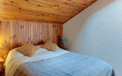 Les Grandes Aiguilles: Fussboden, Holz, Interior Design, Schlafzimmer, Bett, Flooring, Bettdecke, Decke, Möbel, Bedding