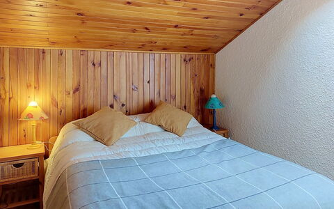 Les Grandes Aiguilles: Bett, Interior Design, Schlafzimmer, Fussboden, Bettdecke, Flooring, Holz, Möbel, Bedding, Decke
