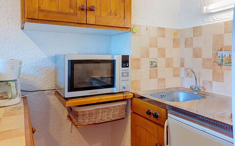 Les Grandes Aiguilles: Major Appliance, Holz, Interior Design, Countertop, Küche, Möbel, Flooring, Cabinetry, Küchengerät, Fussboden