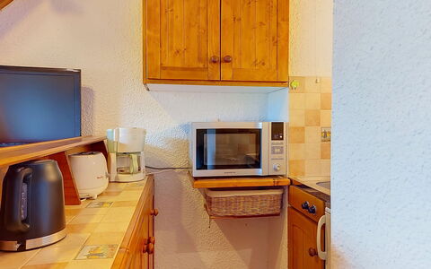 Les Grandes Aiguilles: Holz, Flooring, Möbel, Interior Design, Fussboden, Countertop, Major Appliance, Cabinetry, Küche, Zimmer