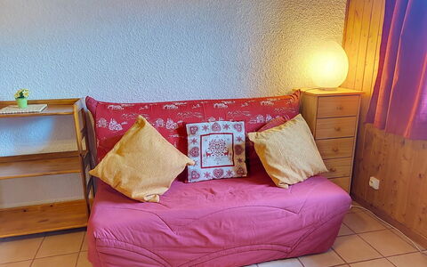 Les Grandes Aiguilles: Möbel, Holz, Interior Design, Fussboden, Textil, Flooring, Kissen, Zimmer, Beleuchtung, Linens