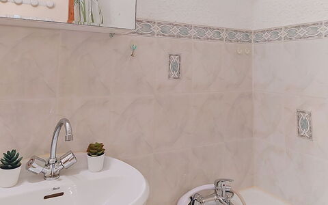 Les Grandes Aiguilles: Armatur, Badezimmer, Sinken, Zapfhahn, Flooring, Interior Design, Bad Sink, Installation, Fussboden, Fliese