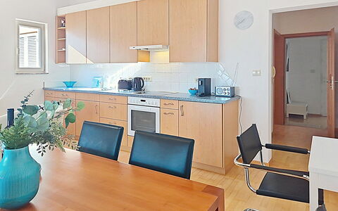 Novi Vinodolski 310: Möbel, Interior Design, Flooring, Fussboden, Holz, Stuhl, Tabelle, Küche, Zimmer, Decke