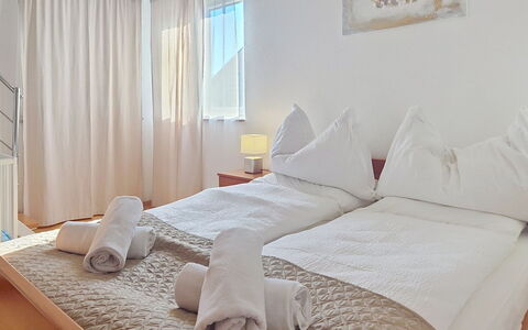 Novi Vinodolski 310: Holz, Möbel, Fussboden, Interior Design, Zuhause, Flooring, Bett, Linens, Schlafzimmer, Wohnung