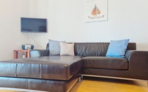 Novi Vinodolski 310: Möbel, Flooring, Couch, Fussboden, Wohnzimmer, Holzboden, Hartholz, Schlafsofa, Lack