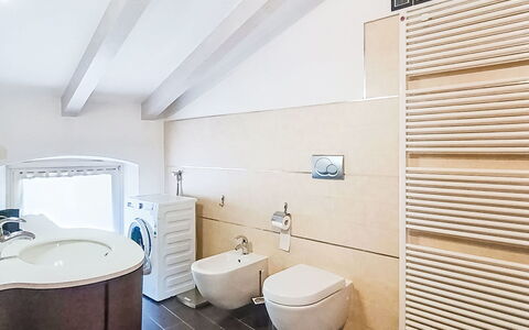 Le Falesie: Flooring, Armatur, Fussboden, Interior Design, Badezimmer, Decke, Toilette, Installation, Zapfhahn, Sinken