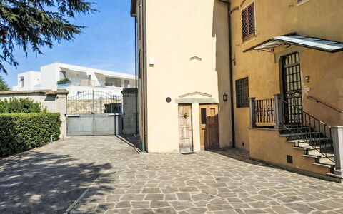 Il Pozzo dei Desideri: Wand, Fussboden, Tür, Flooring, Zuhause, Verbundwerkstoff, Beton, Schatten, Fliese, Home Door