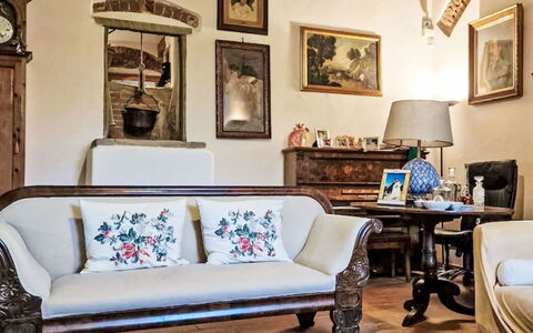 Il Pozzo dei Desideri: Möbel, Interior Design, Flooring, Holz, Couch, Wohnzimmer, Zimmer, Fussboden, Textil, Bilderrahmen