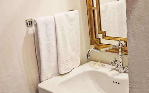 Il Pozzo dei Desideri: Interior Design, Armatur, Bad Sink, Installation, Badezimmer, Sinken, Spiegel, Zapfhahn, Fliese, Handtuch