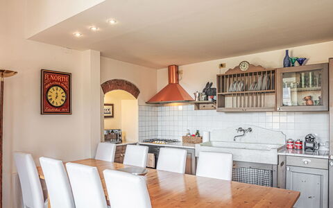 Bellavista: Möbel, Interior Design, Flooring, Küche, Wand, Holz, Decke, Light Fixture, Fussboden, Countertop