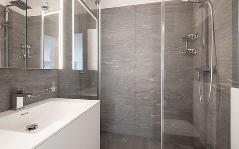 Val Signina 5-2: Badezimmer, Flooring, Armatur, Wand, Fussboden, Interior Design, Zapfhahn, Installation, Fliese, Badezimmerschrank