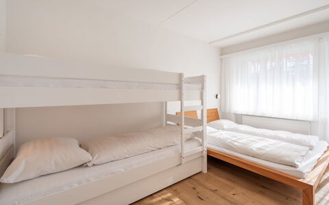 Val Signina 5-2: Flooring, Fussboden, Holz, Interior Design, Schlafzimmer, Bett, Decke, Holzboden, Zimmer, Möbel