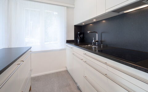 Val Signina 5-2: Countertop, Küche, Interior Design, Cabinetry, Flooring, Spüle, Holz, Sinken, Küchengerät, Zapfhahn