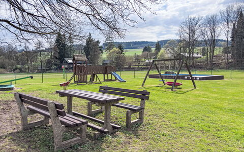 Green Valley Park Stárkov 18: Baum, Gras, Außenbank, Öffentlicher Raum, Einfach, Bank, Park, Rasen, Garten, Picknicktisch