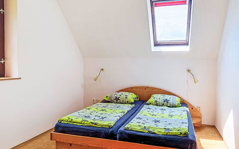 Green Valley Park Stárkov 18: Bett, Schlafzimmer, Fussboden, Interior Design, Flooring, Bettdecke, Bedding, Holz, Möbel, Zimmer